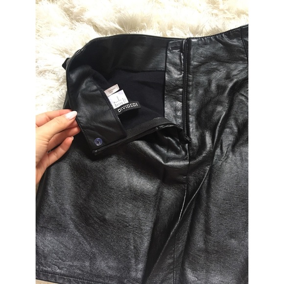 Highwaisted Faux Leather Mini Skirt - Picture 3 of 3